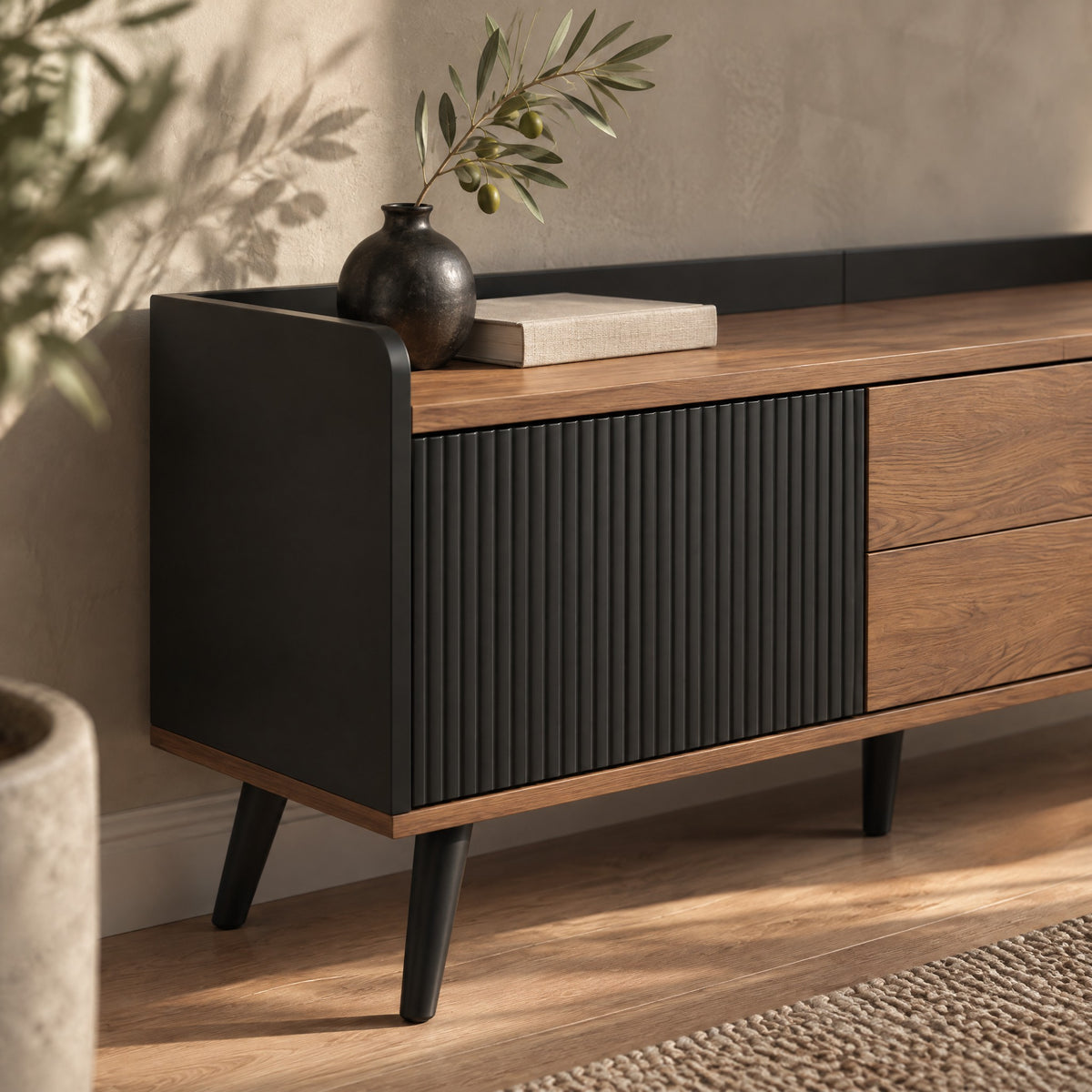 Meuble TV noir cannelé et noyer 2 tiroirs 160 cm, gros plan