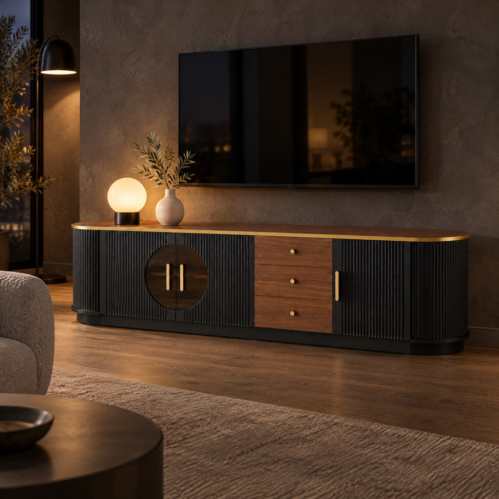 Meuble TV noir cannelé et noyer à hublot 180 cm, dans un salon le soir