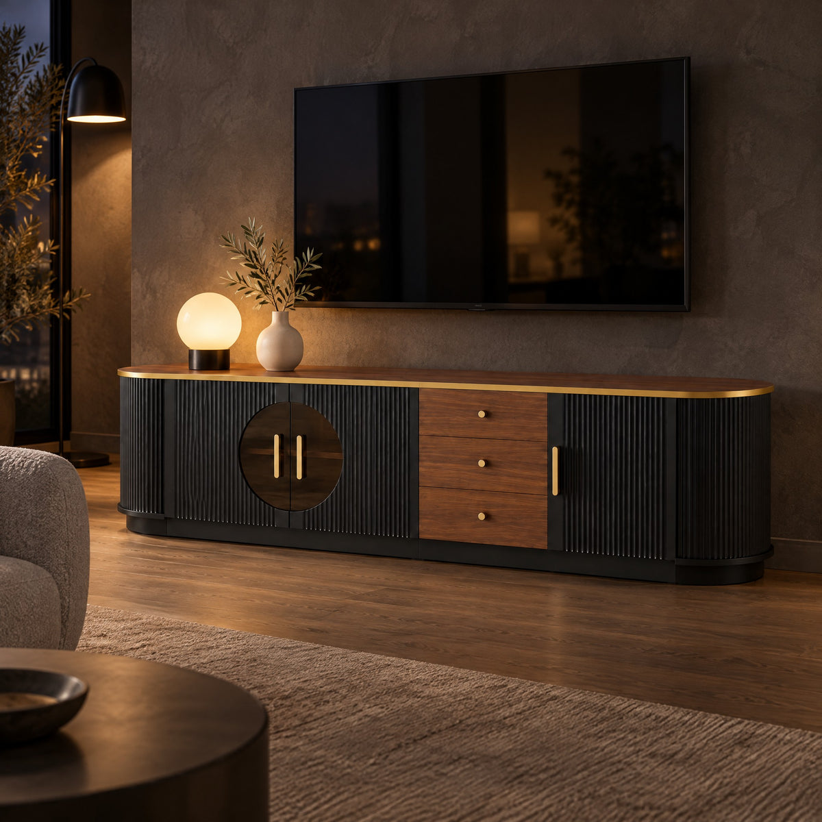 Meuble TV noir cannelé et noyer à hublot 180 cm, dans un salon le soir