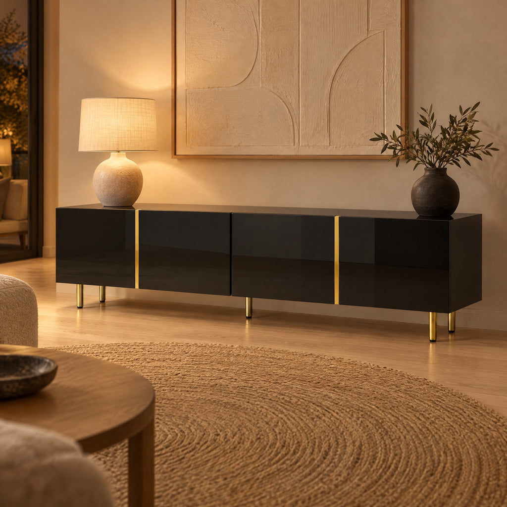 Meuble TV noir laqué filets dorés 170 cm, dans un salon le soir