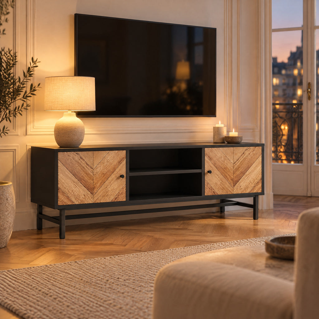 Meuble TV noir portes à chevrons 150 cm, dans un salon le soir