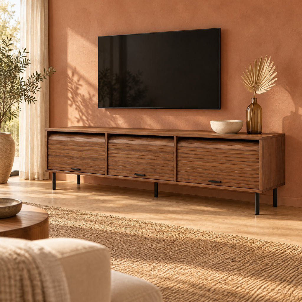 Meuble TV noyer à portes à lamelles 180 cm, dans un salon