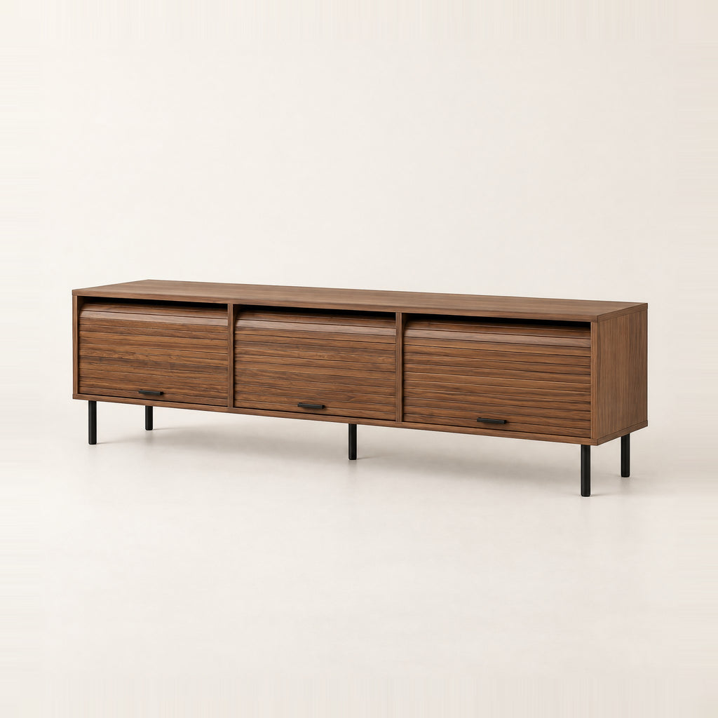 Meuble TV noyer à portes à lamelles 180 cm, vue de trois quarts