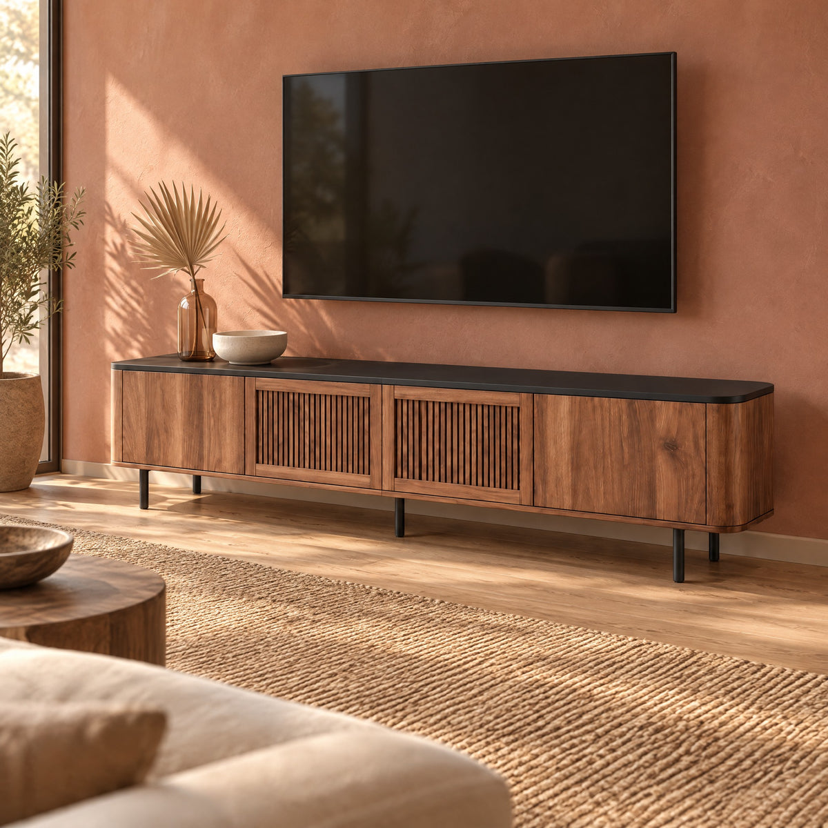 Meuble TV noyer arrondi à lamelles 190 cm, dans un salon