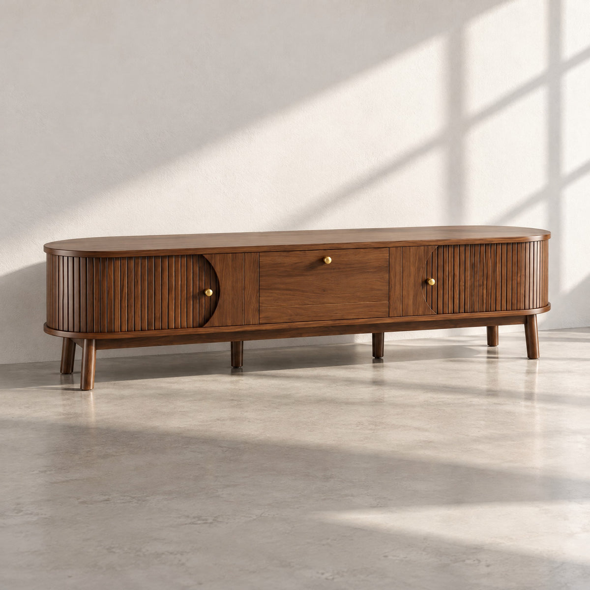 Meuble TV noyer arrondi cannelé 170 cm, au soleil