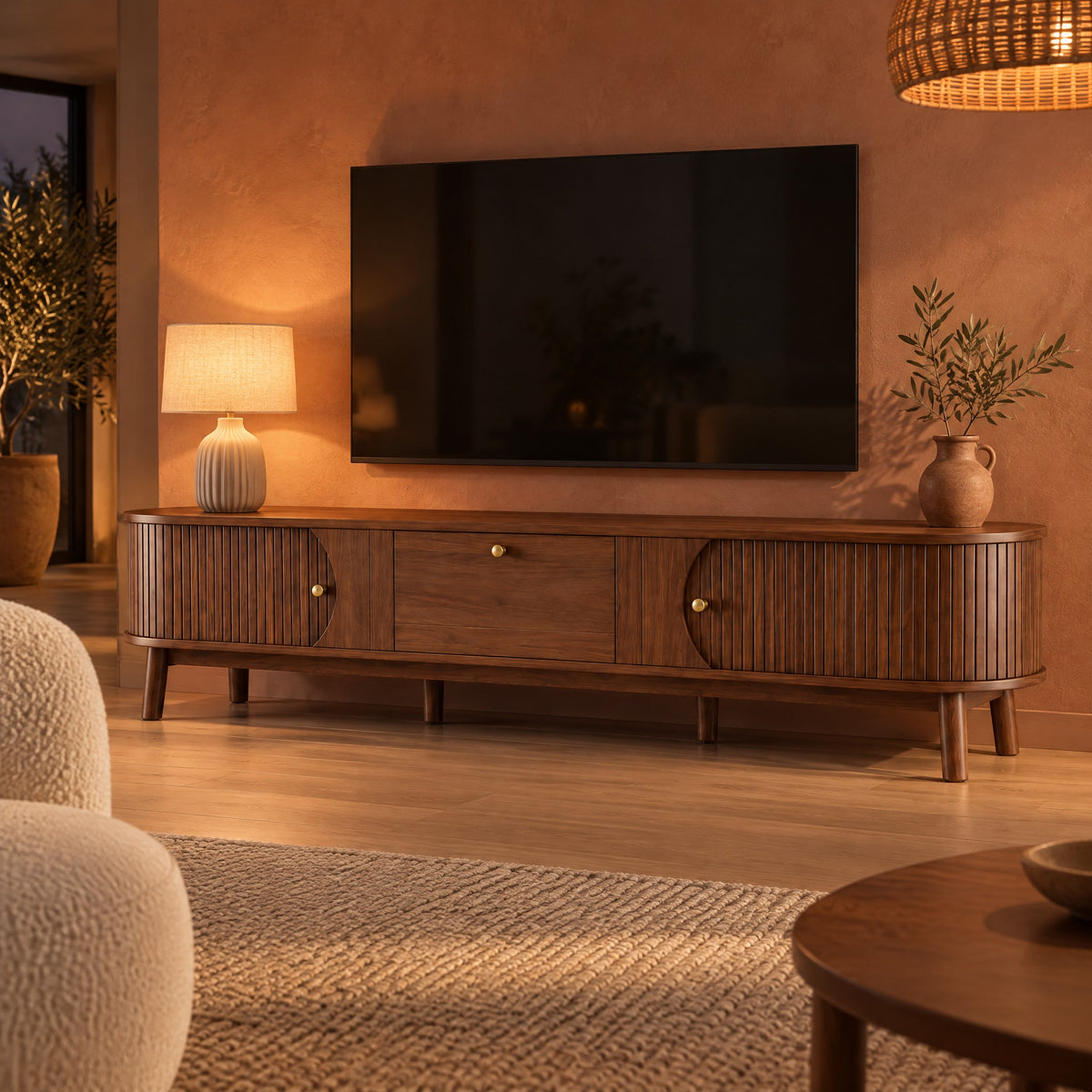 Meuble TV noyer arrondi cannelé 170 cm, dans un salon le soir