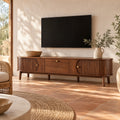 Meuble TV noyer arrondi cannelé 170 cm, dans un salon