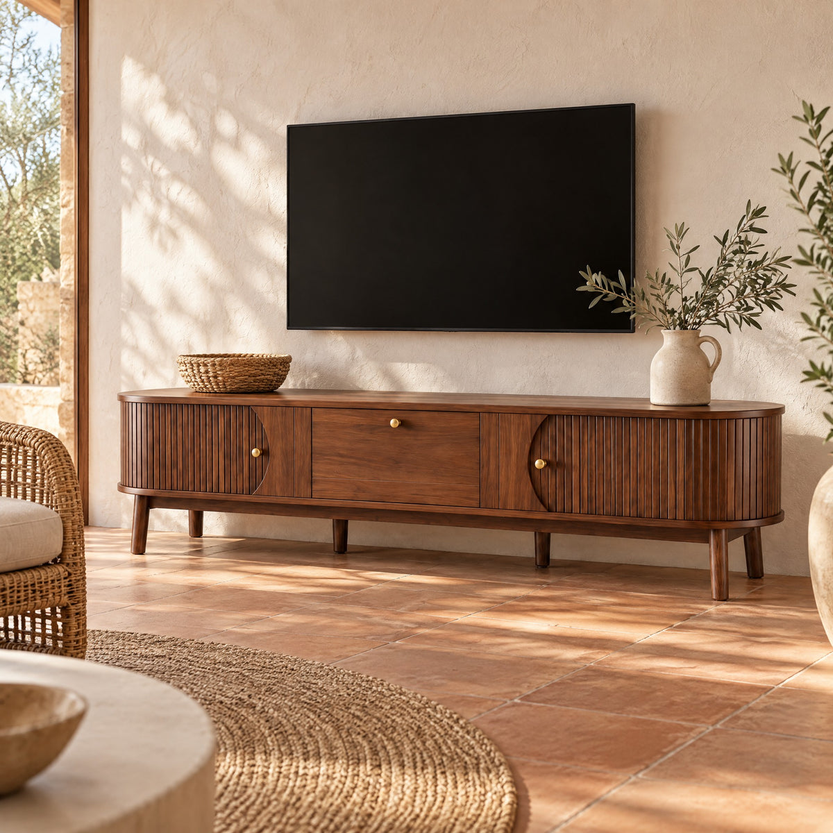 Meuble TV noyer arrondi cannelé 170 cm, dans un salon