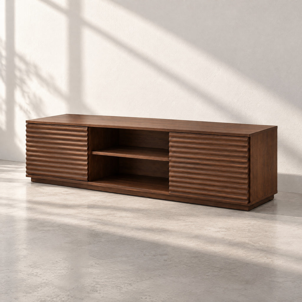 Meuble TV noyer façades rainurées 152 cm, au soleil