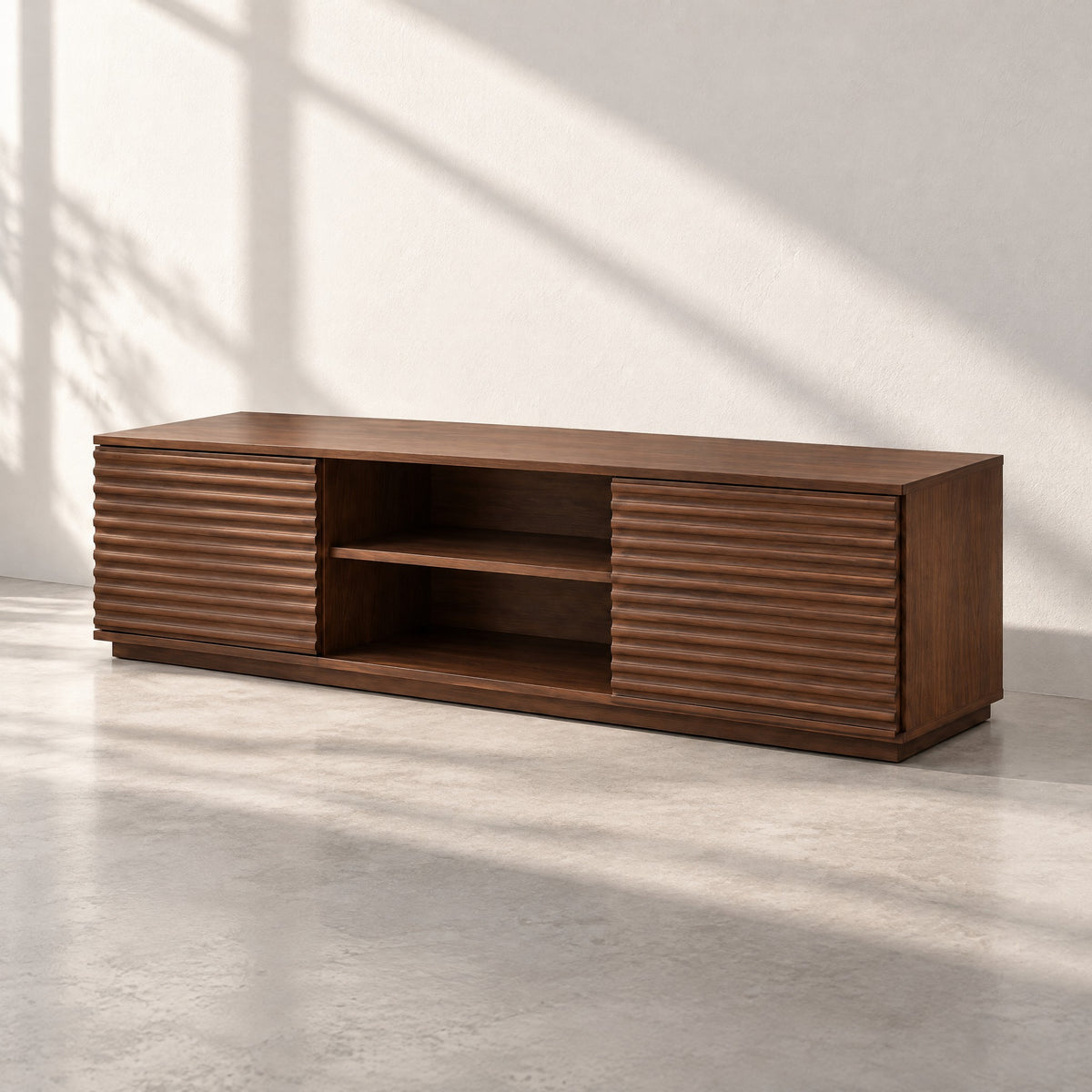 Meuble TV noyer façades rainurées 152 cm, au soleil