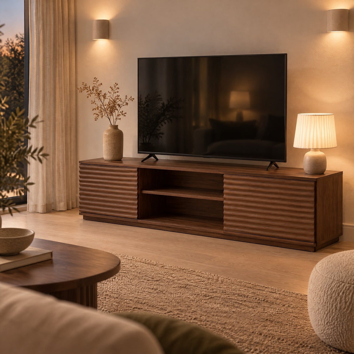 Meuble TV noyer façades rainurées 152 cm, dans un salon le soir
