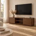 Meuble TV noyer façades rainurées 152 cm, dans un salon