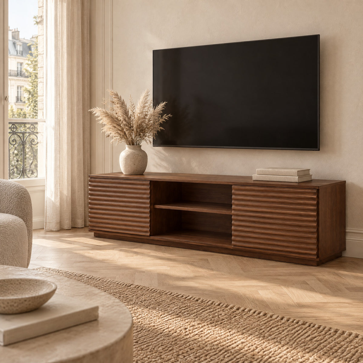 Meuble TV noyer façades rainurées 152 cm, dans un salon