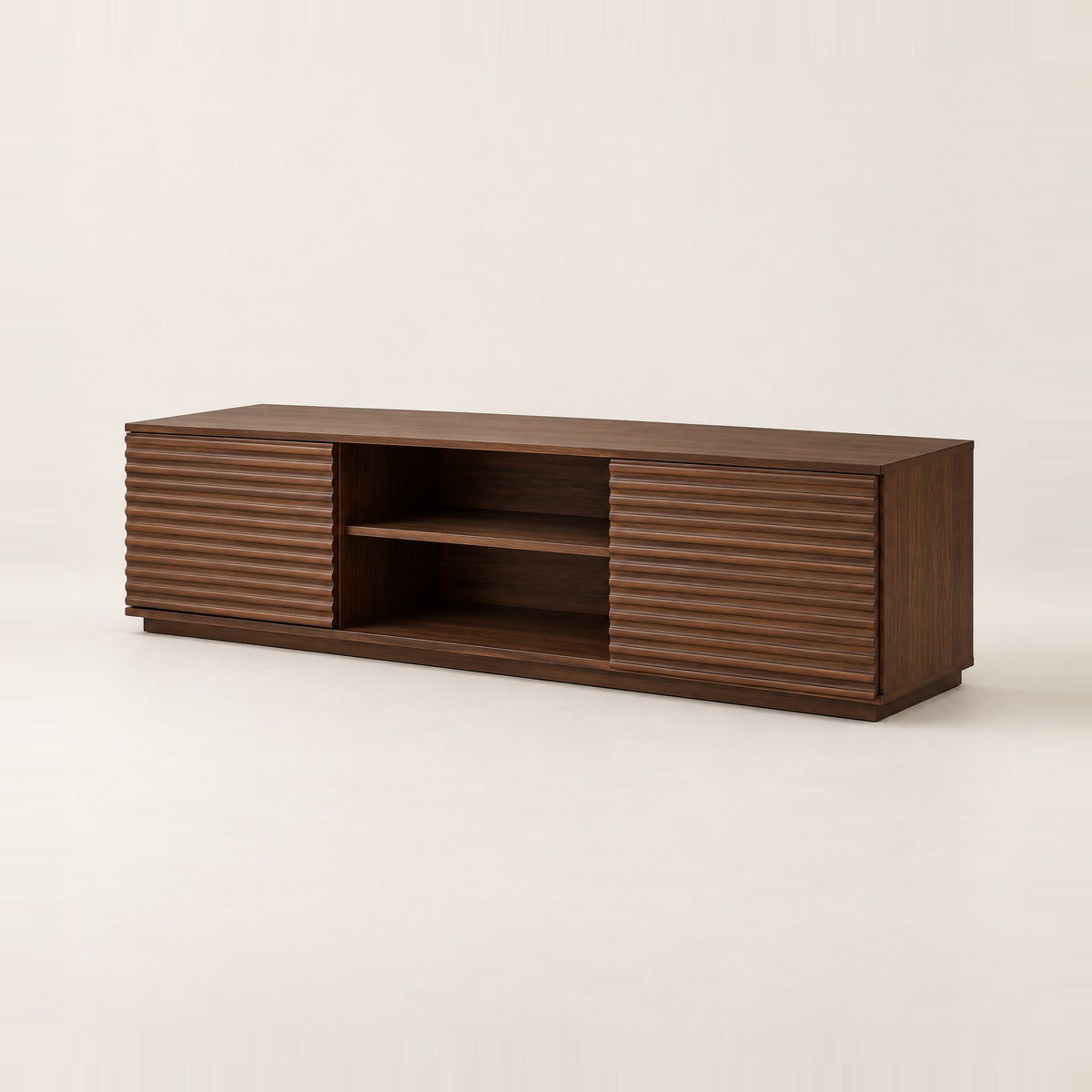 Meuble TV noyer façades rainurées 152 cm, vue de trois quarts