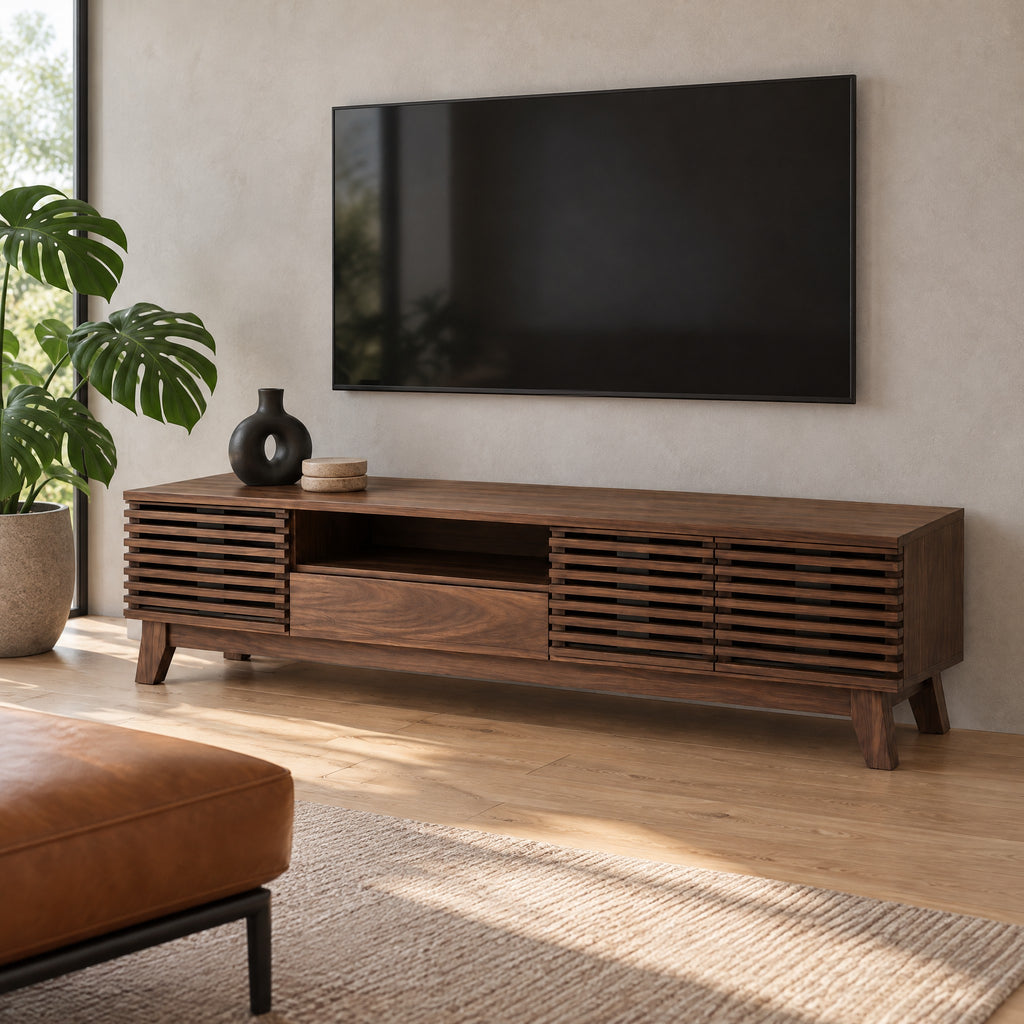 Meuble TV noyer foncé portes à lamelles 170 cm, dans un salon