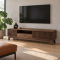 Meuble TV noyer foncé portes à lamelles 170 cm, dans un salon