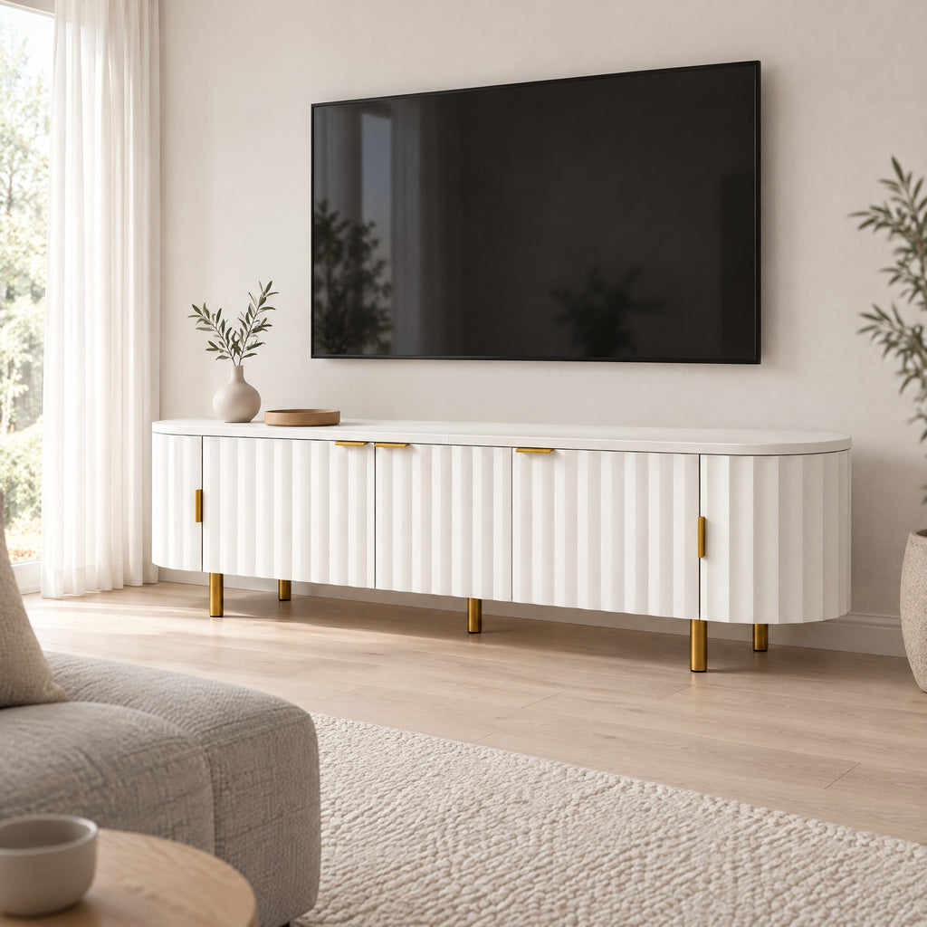 Meuble TV ovale blanc façade ondulée pieds dorés 170 cm, dans un salon