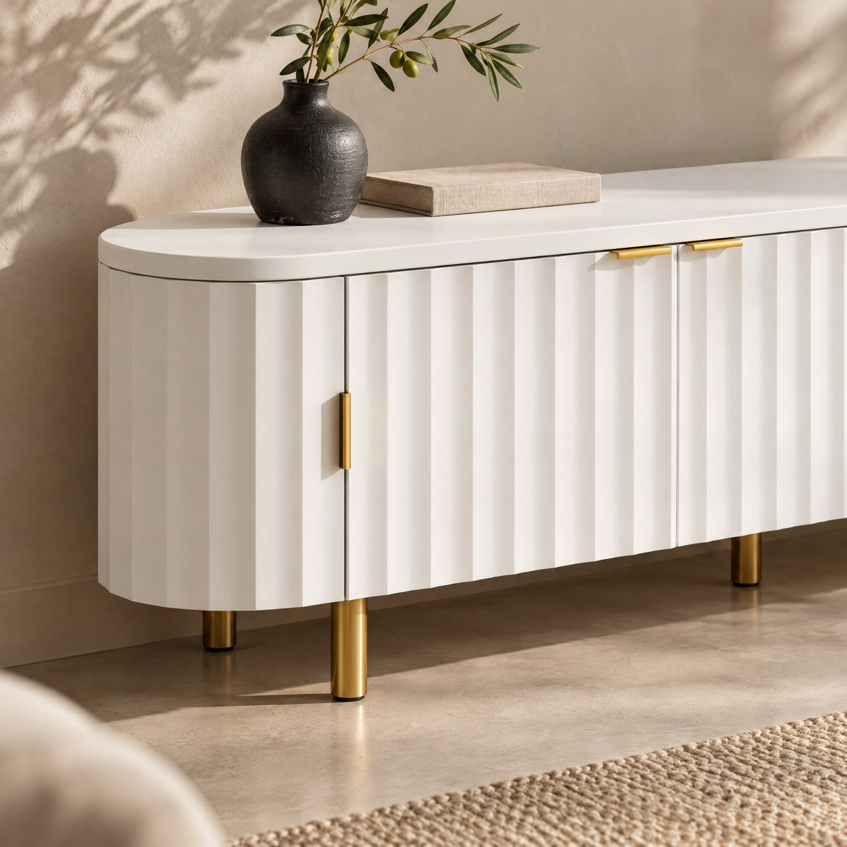 Meuble TV ovale blanc façade ondulée pieds dorés 170 cm, gros plan