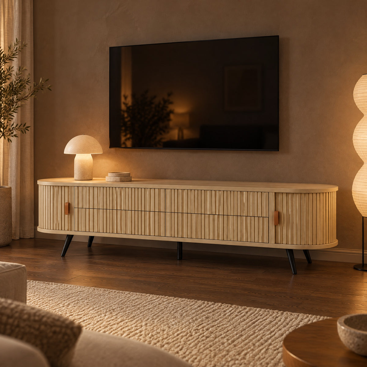 Meuble TV ovale bois clair cannelé 4 tiroirs 180 cm, dans un salon le soir