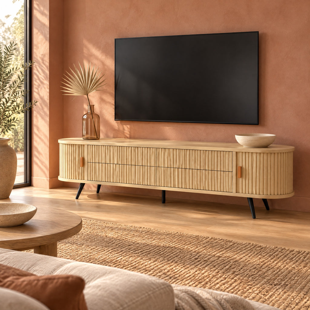 Meuble TV ovale bois clair cannelé 4 tiroirs 180 cm, dans un salon