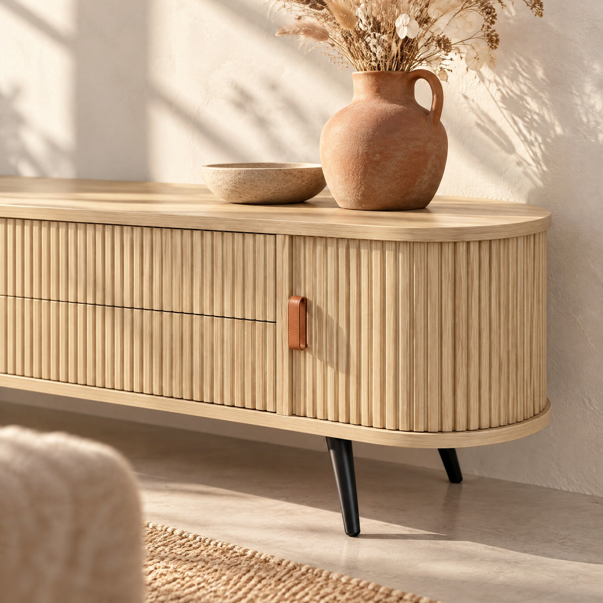 Meuble TV ovale bois clair cannelé 4 tiroirs 180 cm, gros plan