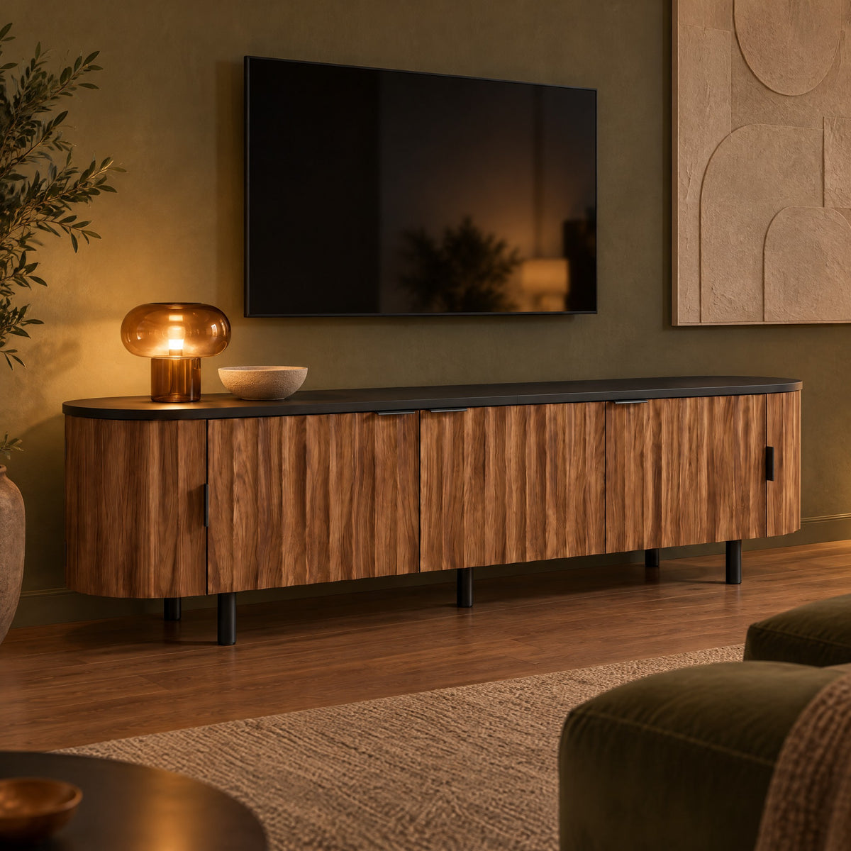Meuble TV ovale noyer cannelé 170 cm, dans un salon le soir