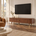 Meuble TV ovale noyer cannelé pieds dorés 175 cm, dans un salon