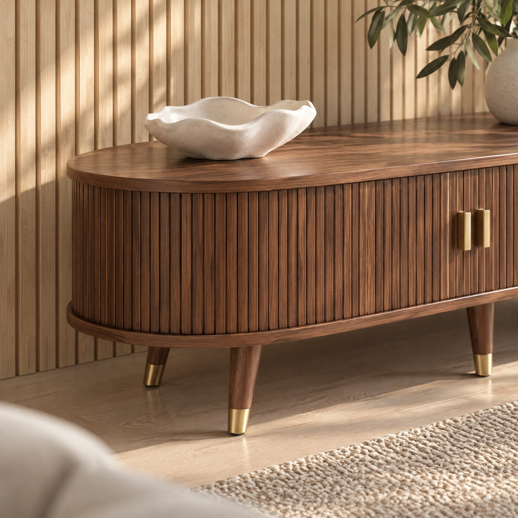 Meuble TV ovale noyer cannelé pieds dorés 175 cm, gros plan