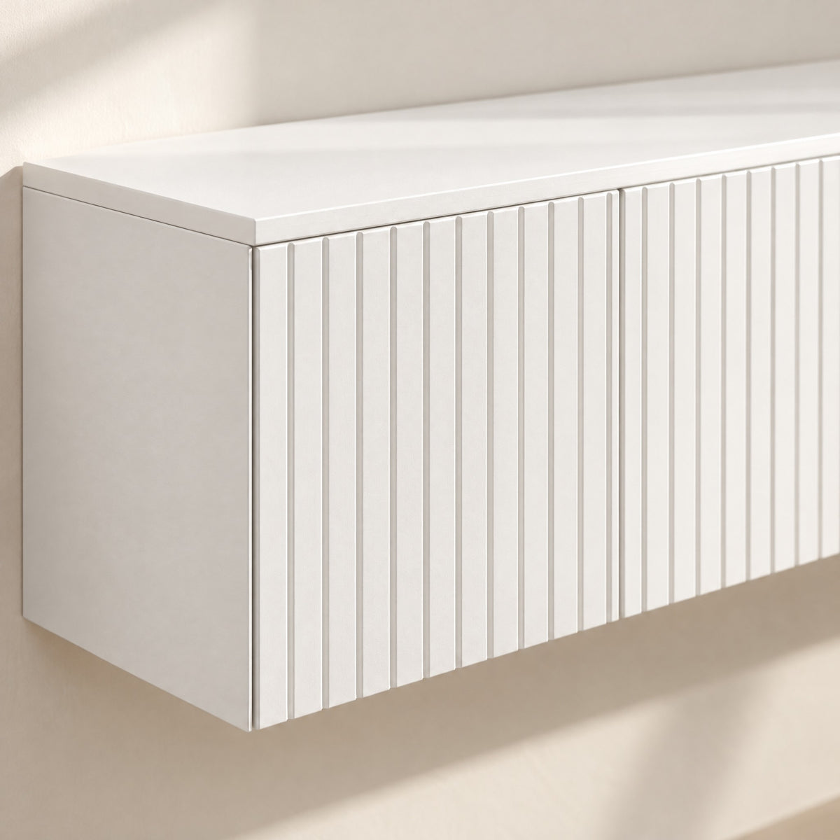 Meuble TV suspendu blanc cannelé à abattants, 140 cm, détail de la finition