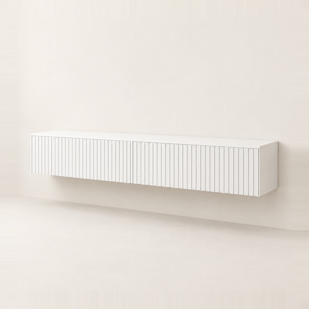 Meuble TV suspendu blanc cannelé à abattants, 140 cm, vue de trois quarts