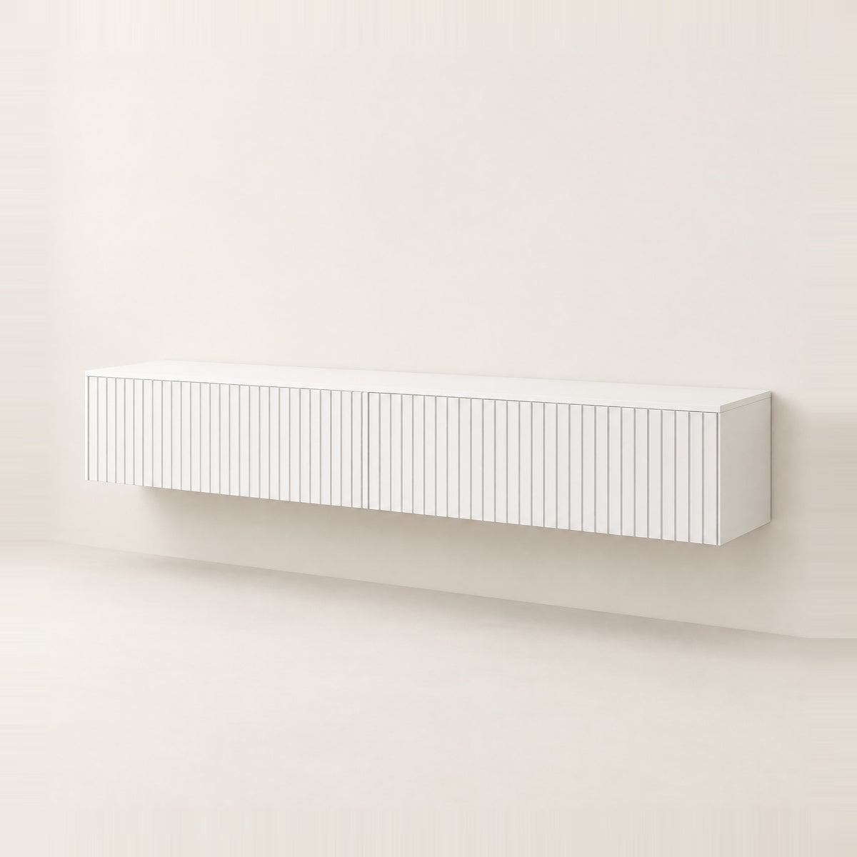 Meuble TV suspendu blanc cannelé à abattants, 140 cm, vue de trois quarts
