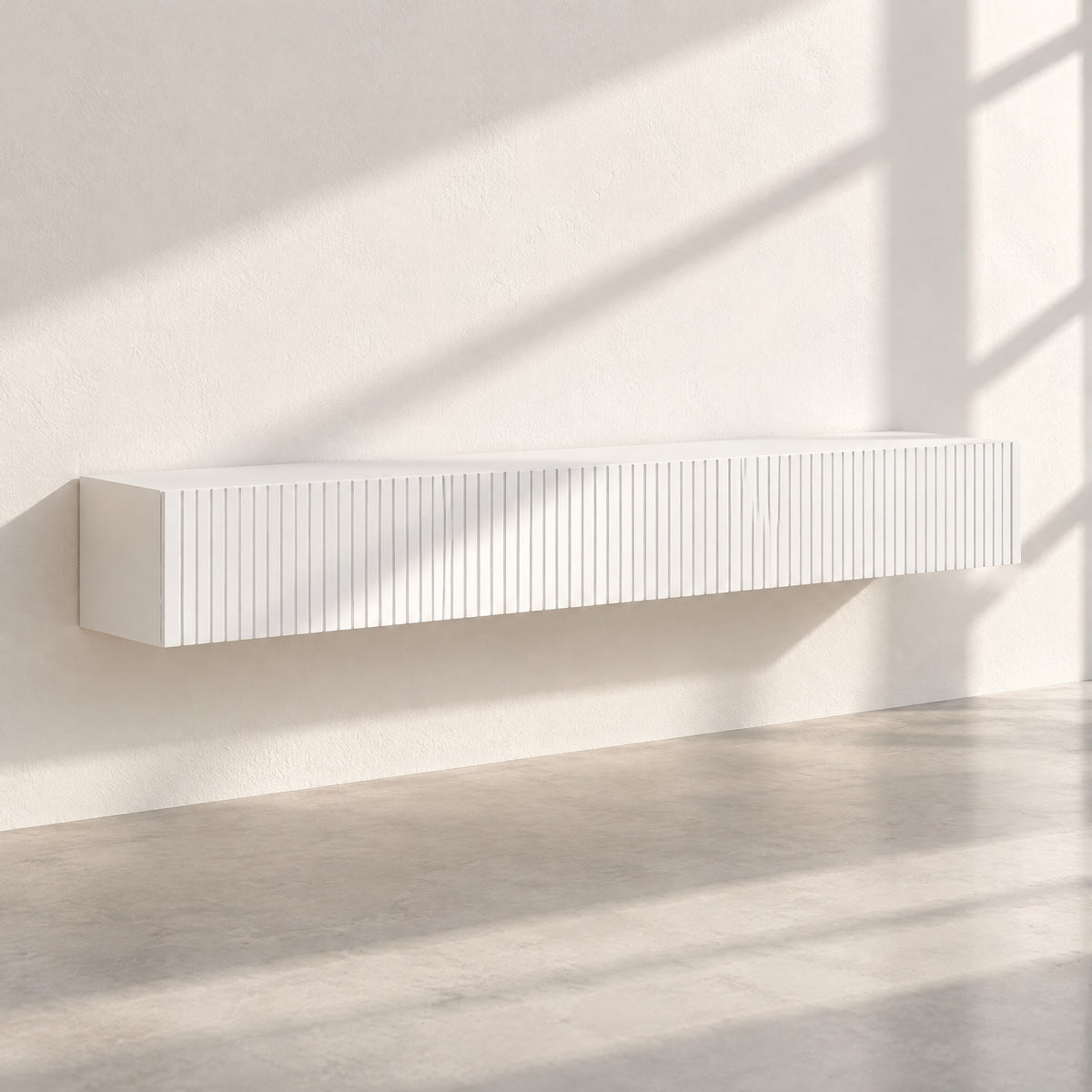Meuble TV suspendu blanc cannelé à abattants, 180 cm, au soleil