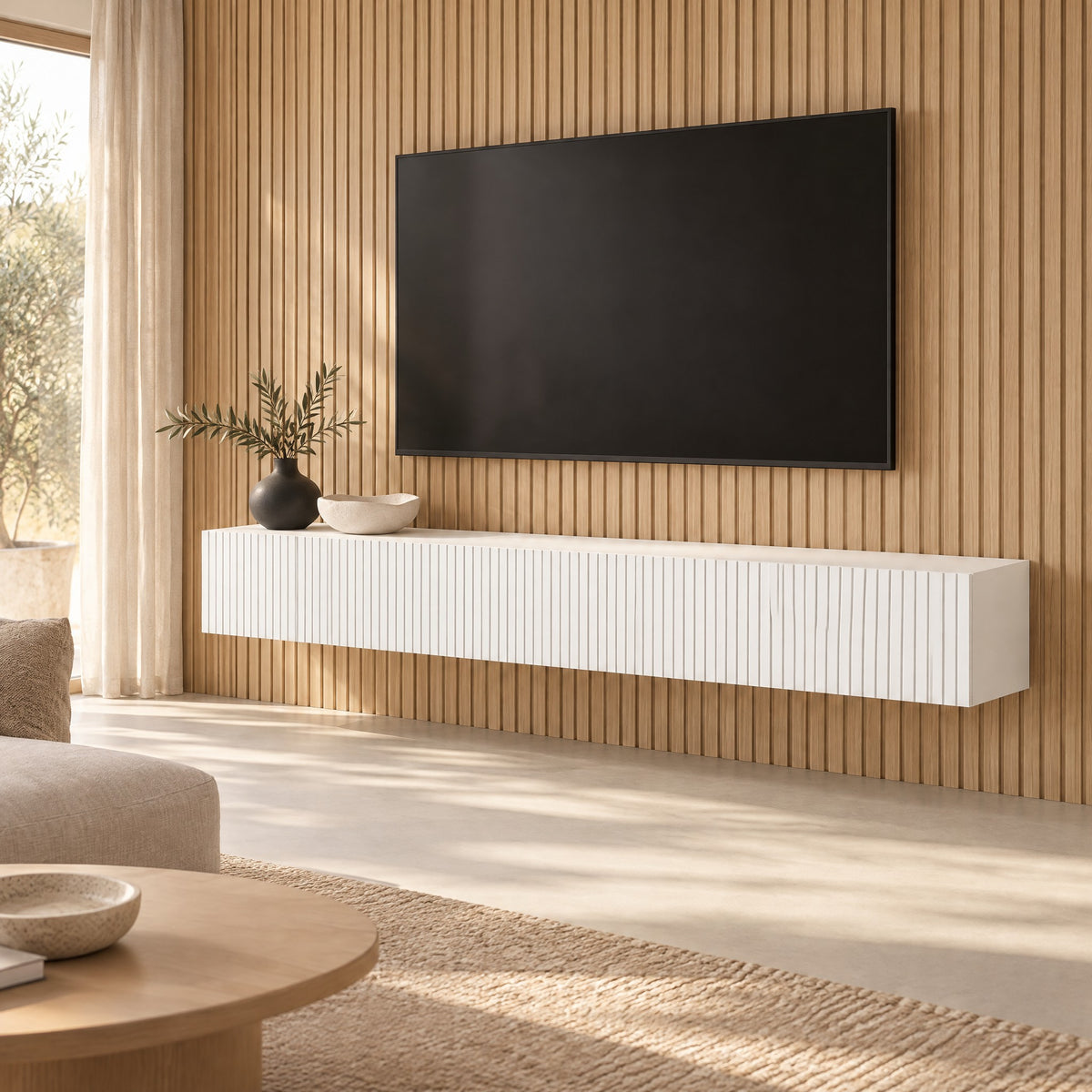 Meuble TV suspendu blanc cannelé à abattants, 180 cm, dans un salon