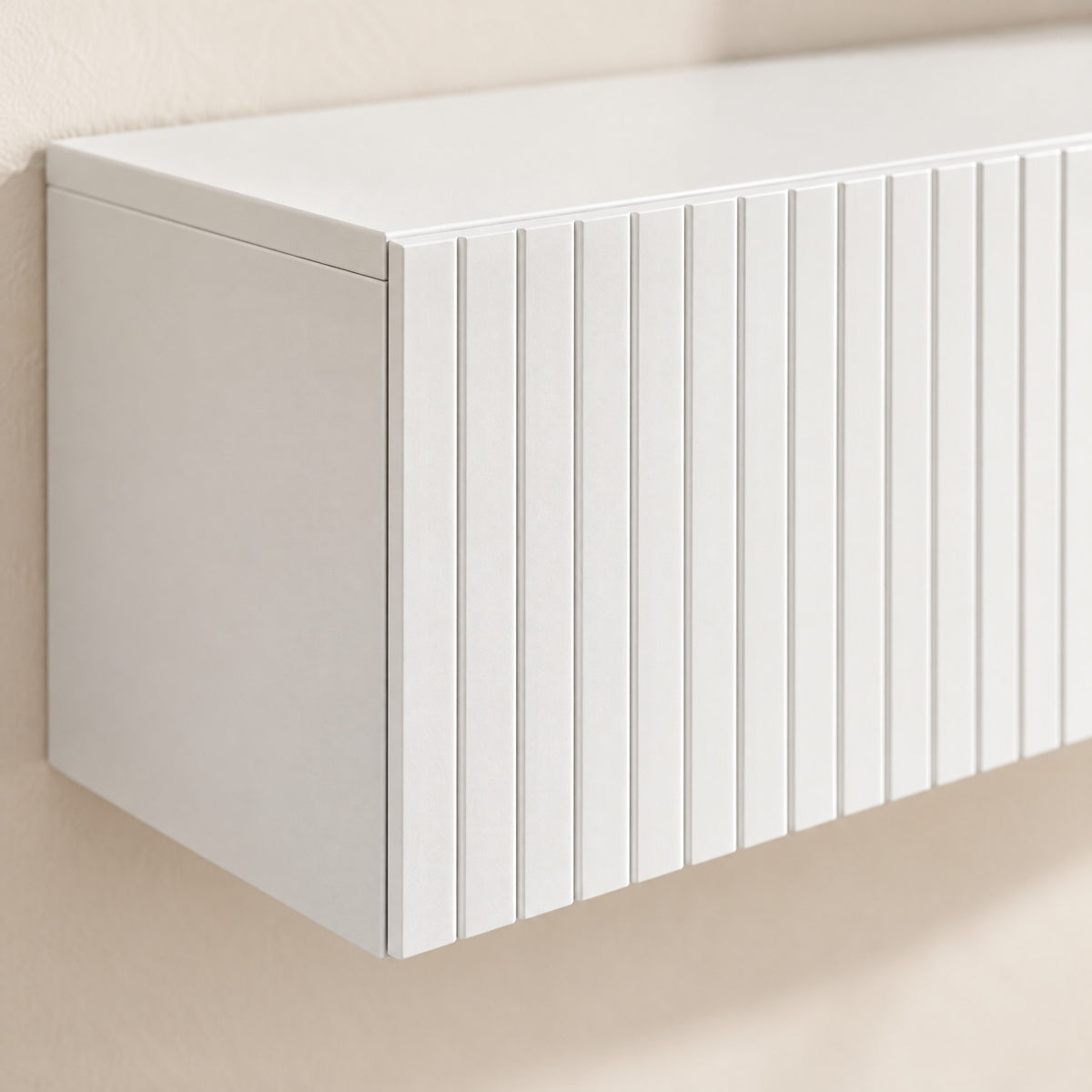 Meuble TV suspendu blanc cannelé à abattants, 180 cm, détail de la finition