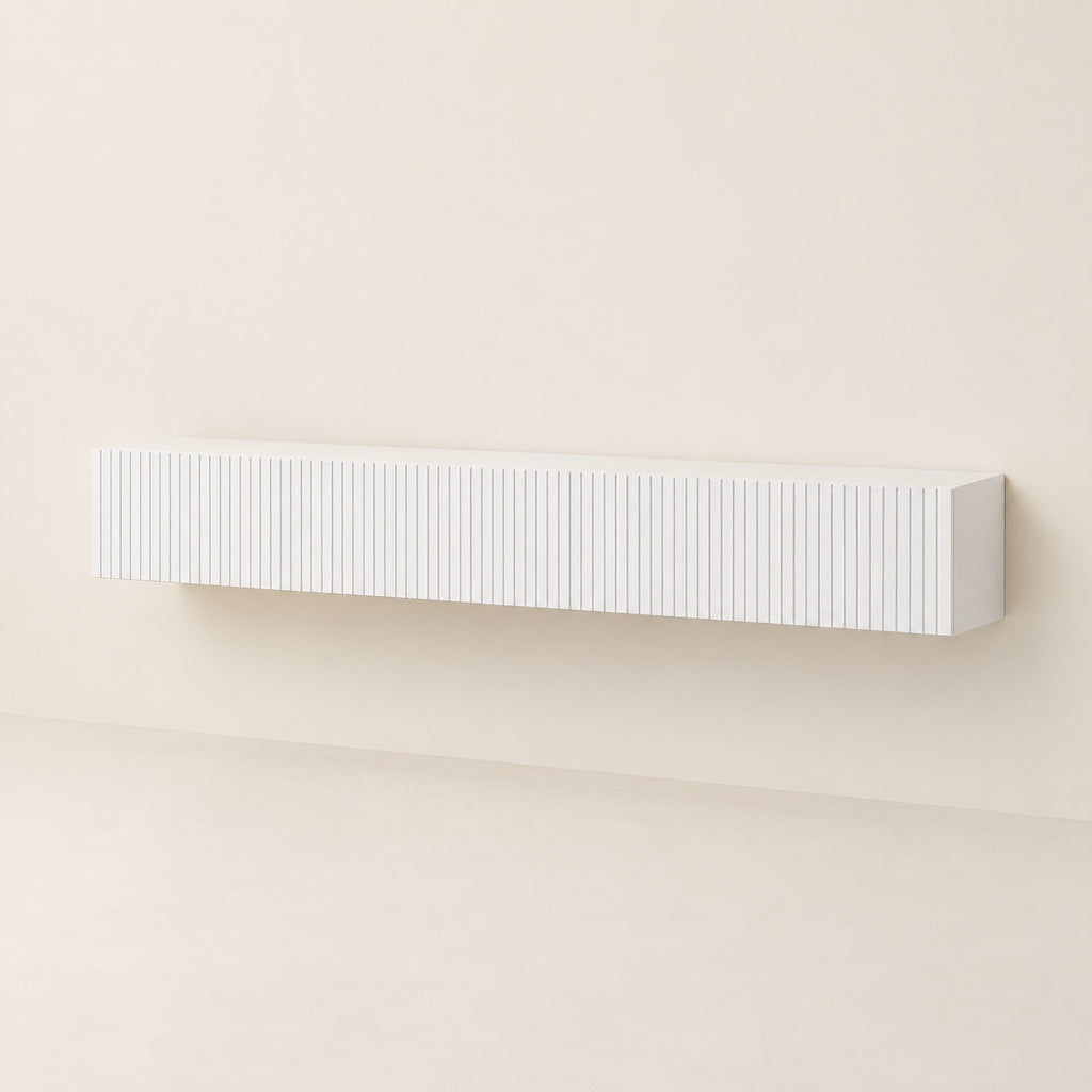 Meuble TV suspendu blanc cannelé à abattants, 180 cm, vue de trois quarts