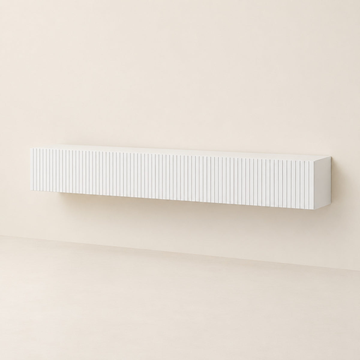 Meuble TV suspendu blanc cannelé à abattants, 180 cm, vue de trois quarts