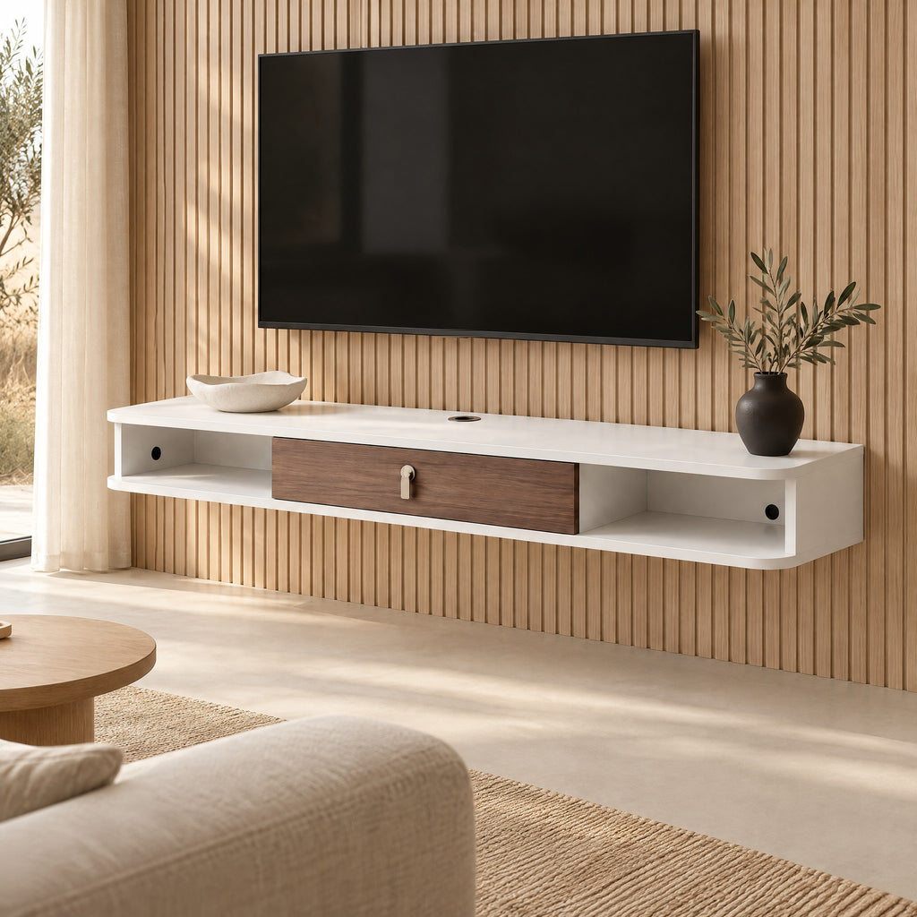 Meuble TV suspendu blanc et noyer 140 cm, dans un salon