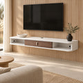 Meuble TV suspendu blanc et noyer 140 cm, dans un salon