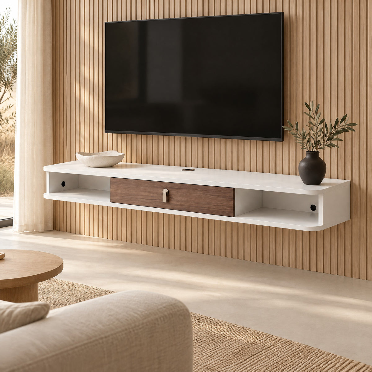 Meuble TV suspendu blanc et noyer 140 cm, dans un salon