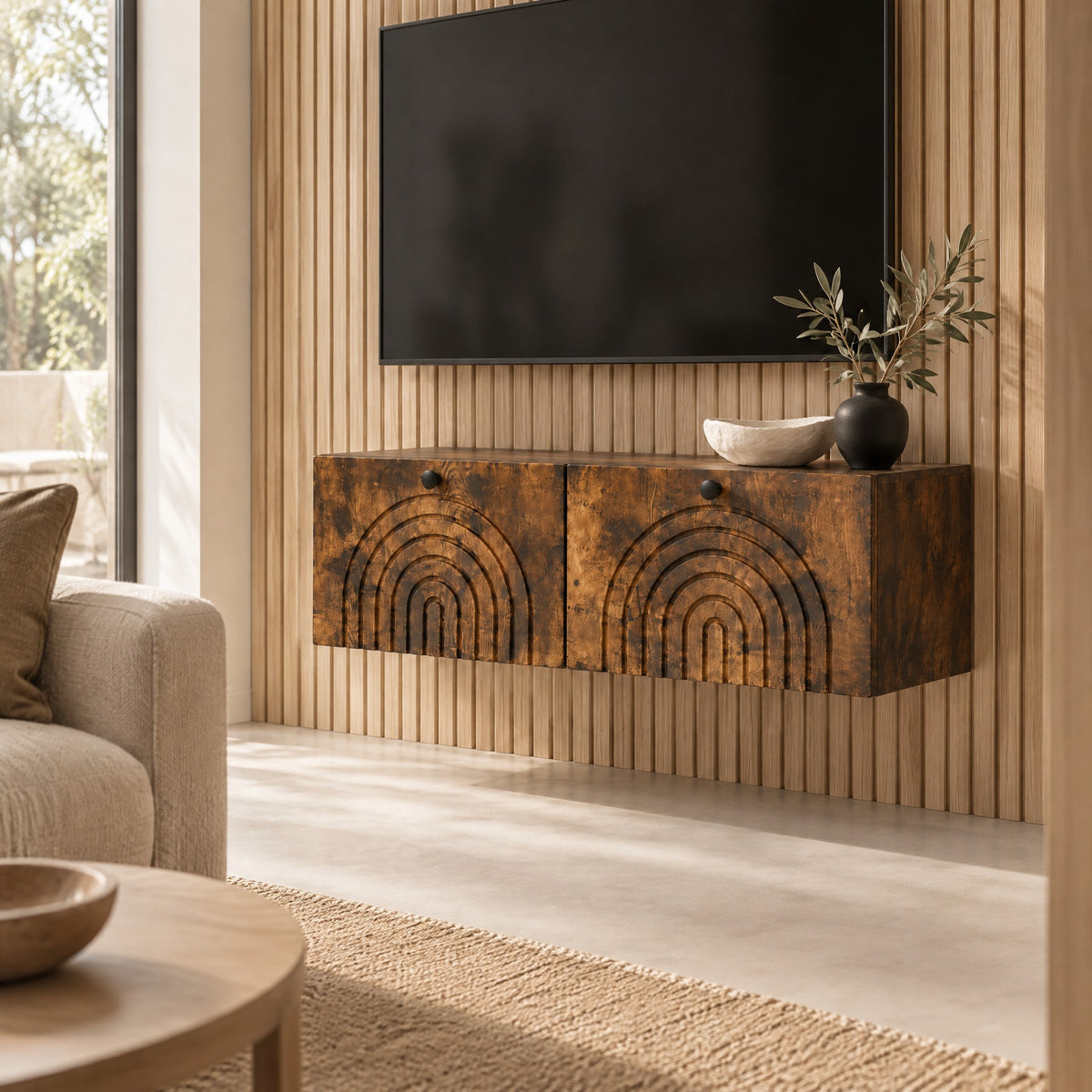 Meuble TV suspendu bois vieilli à arches 98 cm, dans un salon