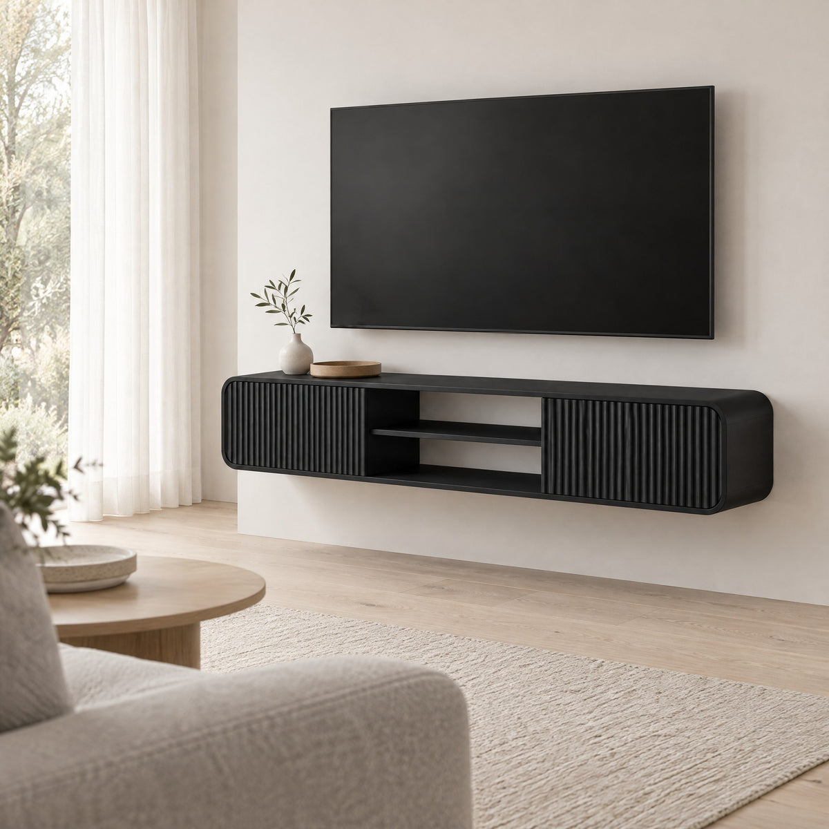 Meuble TV suspendu cannelé 160 cm, noir, dans un salon