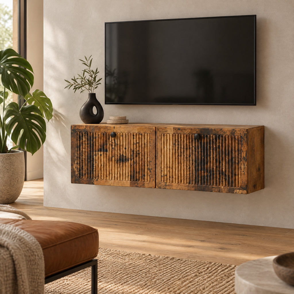 Meuble TV suspendu cannelé bois vieilli 98 cm, dans un salon