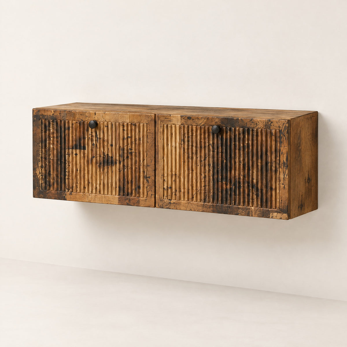 Meuble TV suspendu cannelé bois vieilli 98 cm, vue de trois quarts