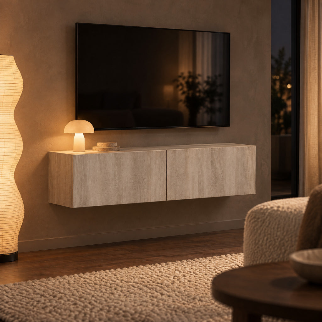 Meuble TV suspendu finition chêne 120 cm, chêne gris, dans un salon le soir
