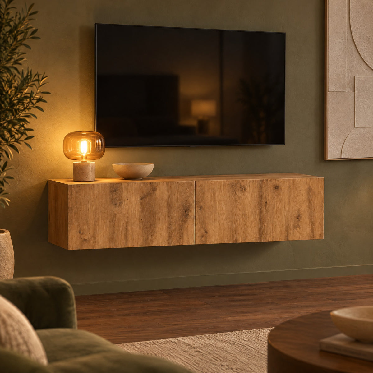 Meuble TV suspendu finition chêne 120 cm, chêne naturel, dans un salon le soir