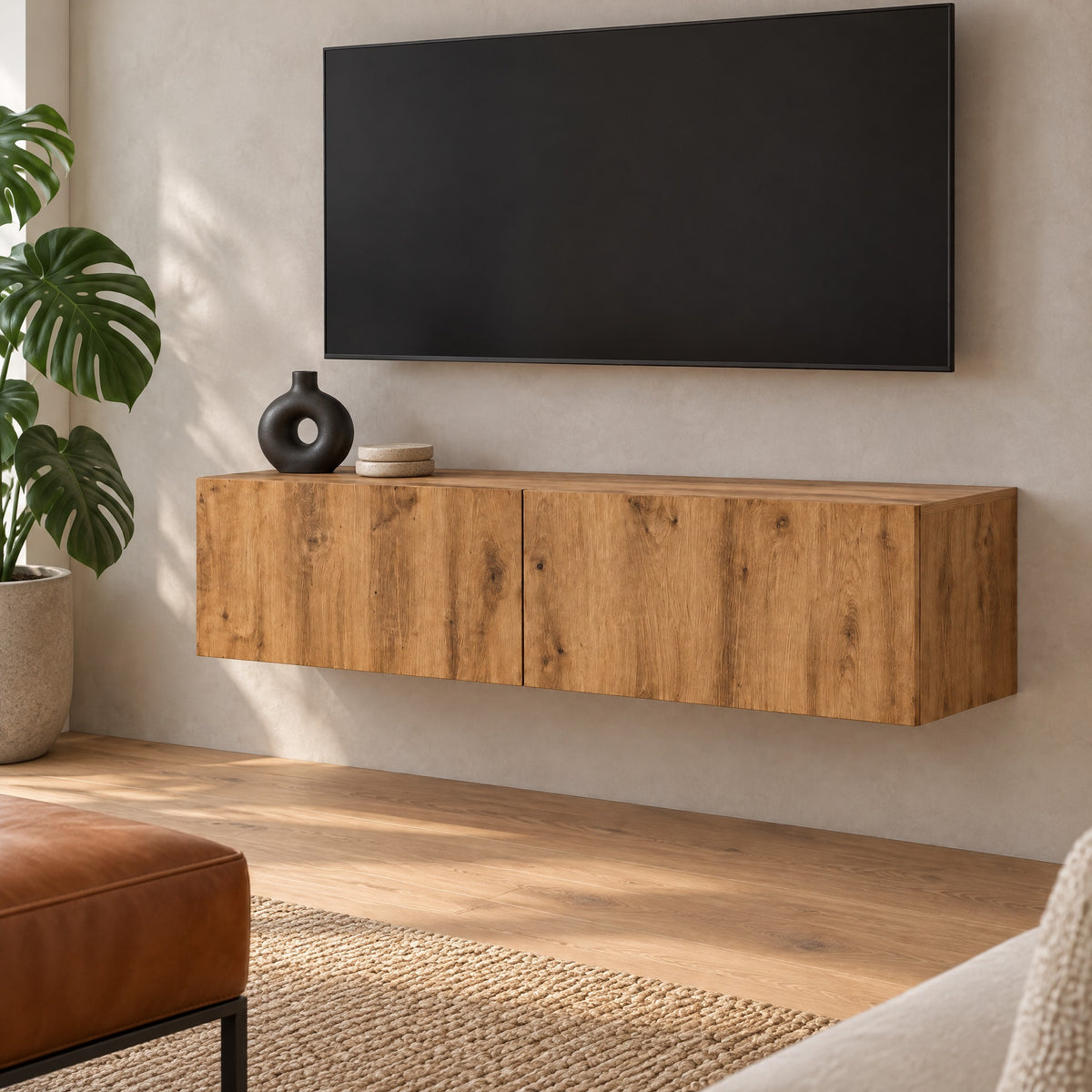 Meuble TV suspendu finition chêne 120 cm, chêne naturel, dans un salon