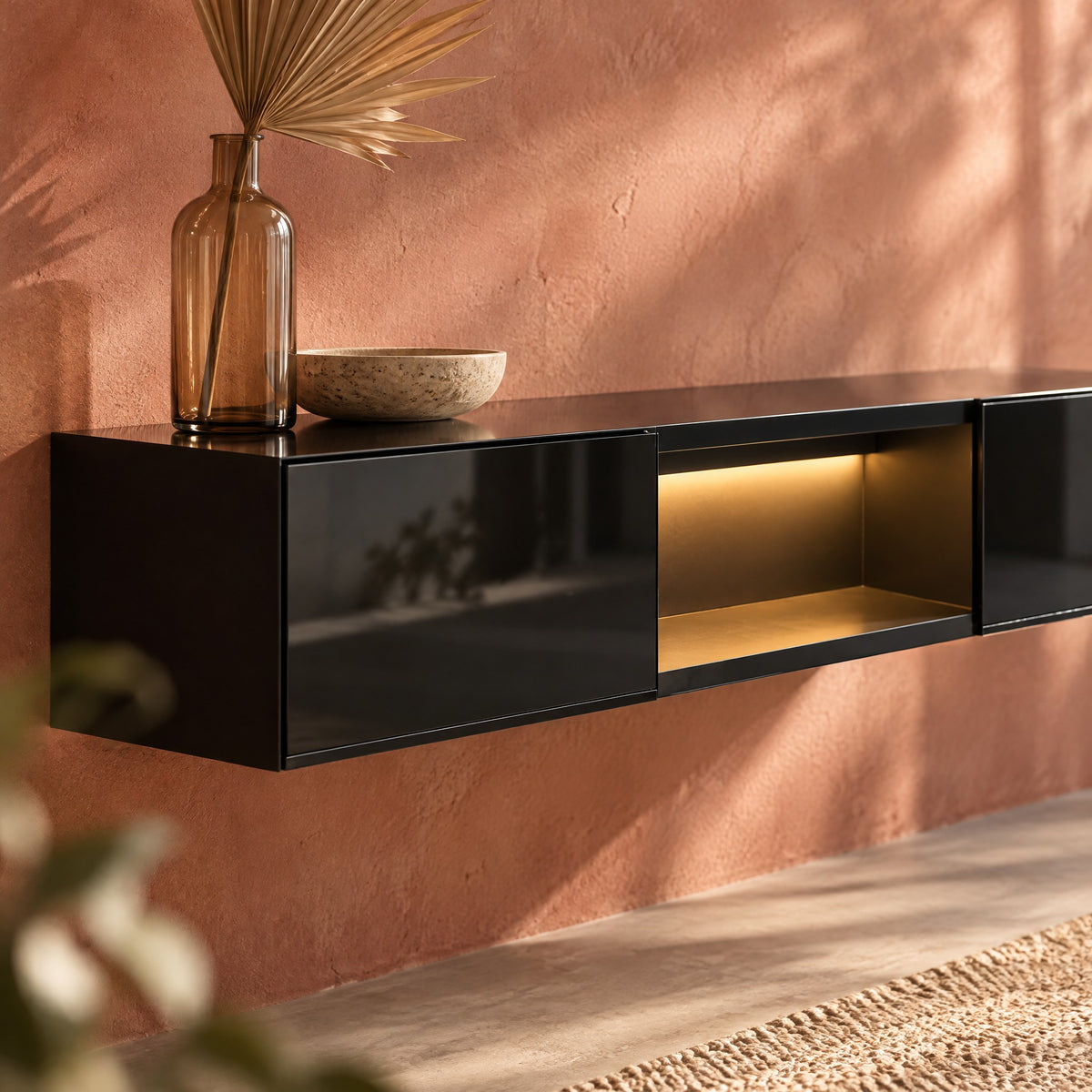 Meuble TV suspendu noir brillant avec LED 160 cm, gros plan