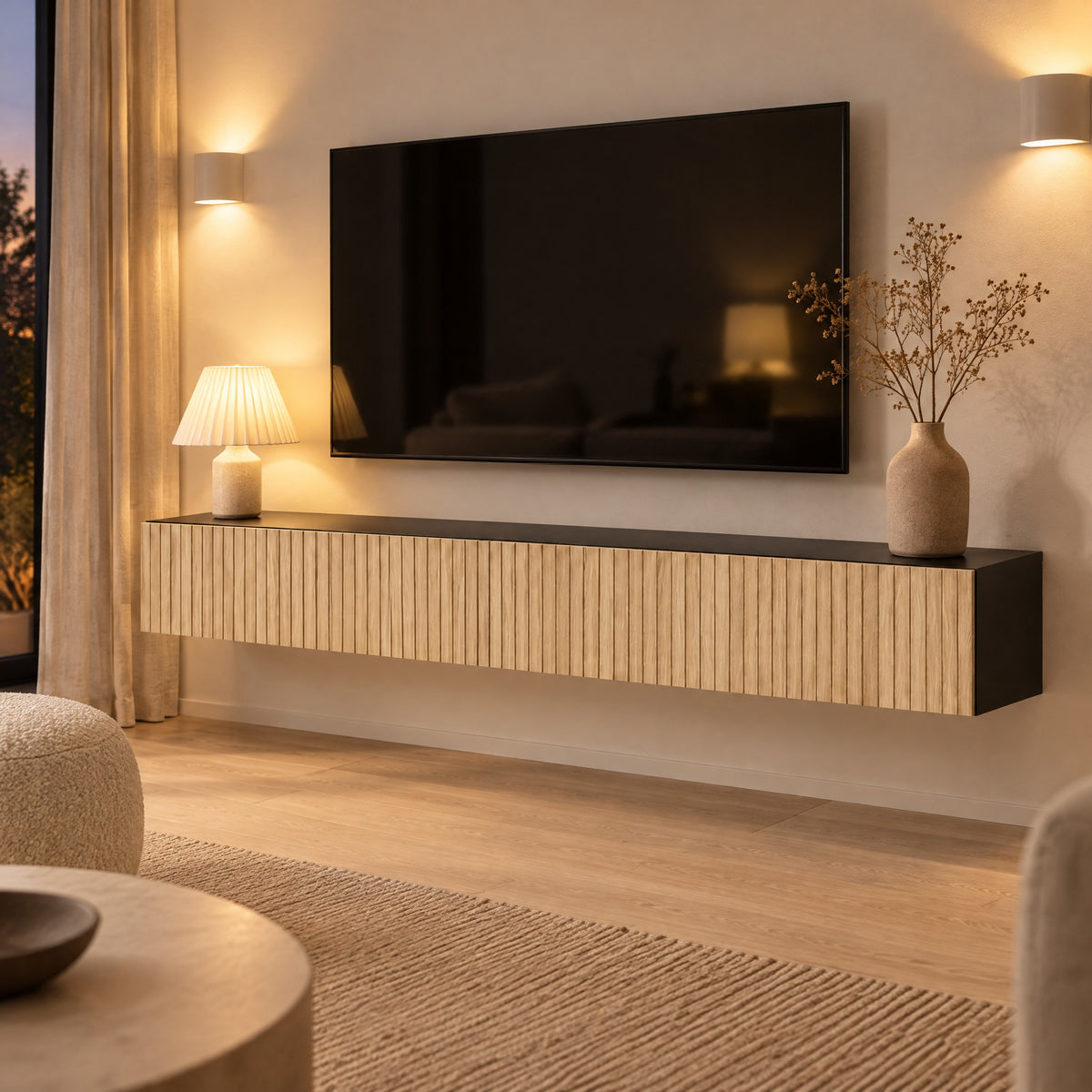 Meuble TV suspendu noir et lattes chêne 140 cm, dans un salon le soir