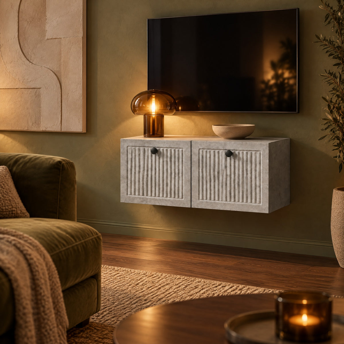 Petit meuble TV suspendu effet béton cannelé 60 cm, dans un salon le soir