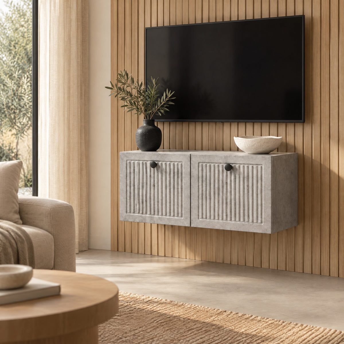 Petit meuble TV suspendu effet béton cannelé 60 cm, dans un salon